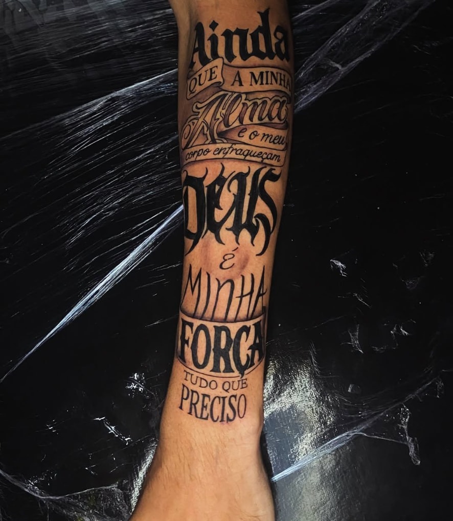 Lettering gótico tatuado no antebraço