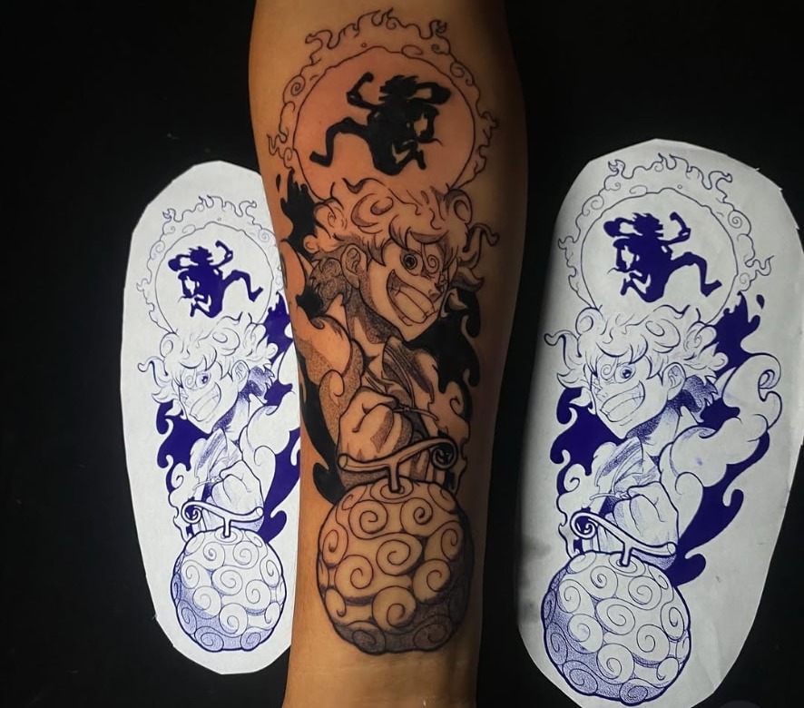 Tatuagem autoral em blackwork no antebraço ao lado do stencil